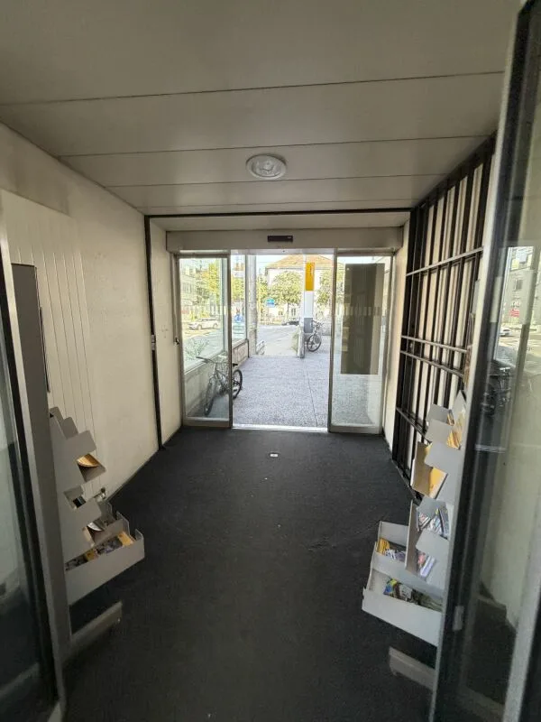Ideally located sales area and office space