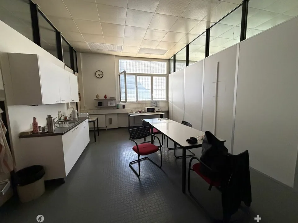 Ideally located sales area and office space