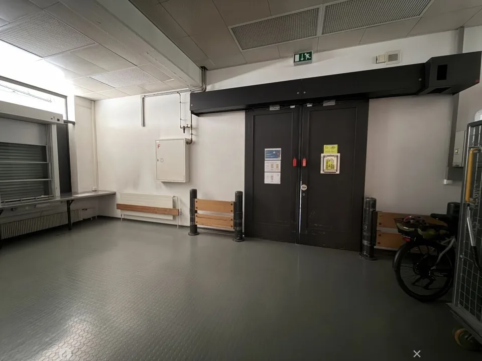 Ideally located sales area and office space