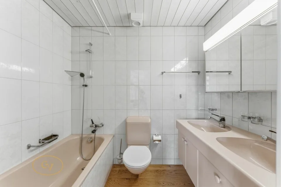 Sunny maisonette apartment with charm in the heart of Sins