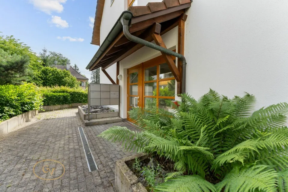 Sunny maisonette apartment with charm in the heart of Sins