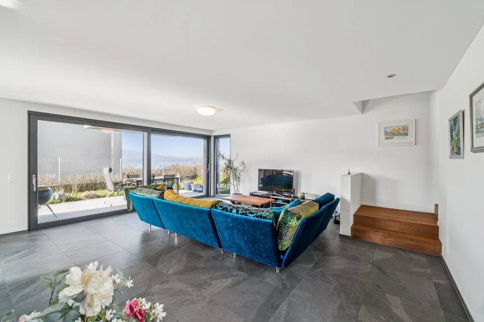 Lake view meets privacy - modern living with private sauna