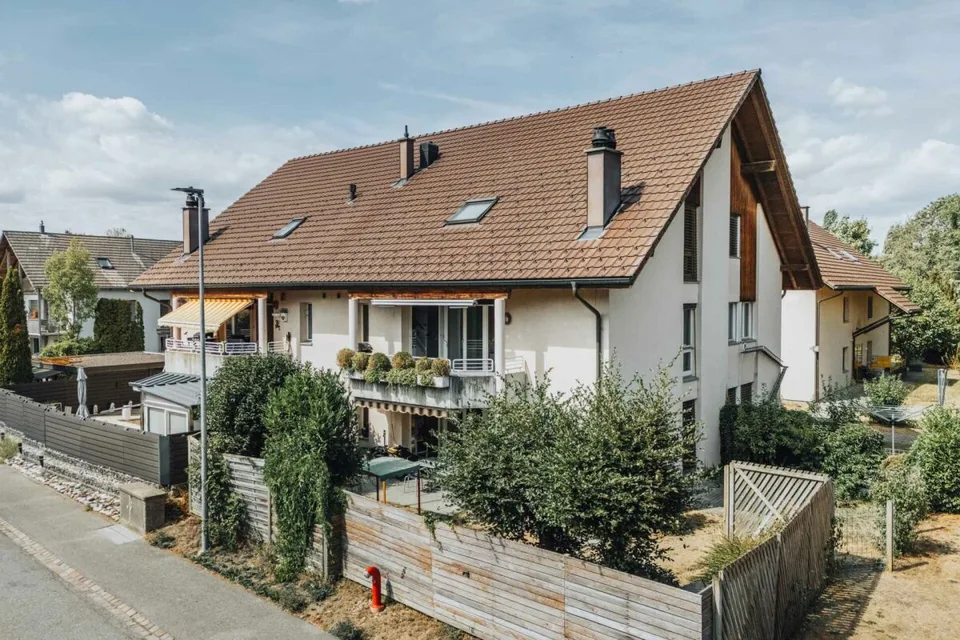Helle 4.5 Zimmer Eigentumswohnung mit gedecktem Balkon