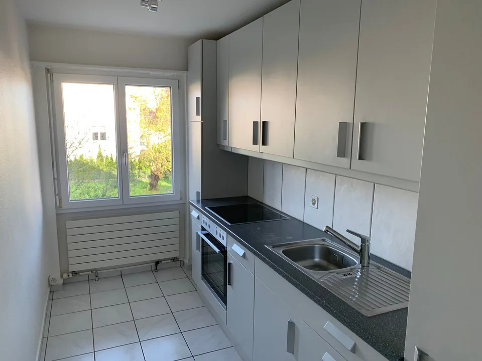 Schöne, helle 4 Zimmer Wohnung mit Balkon