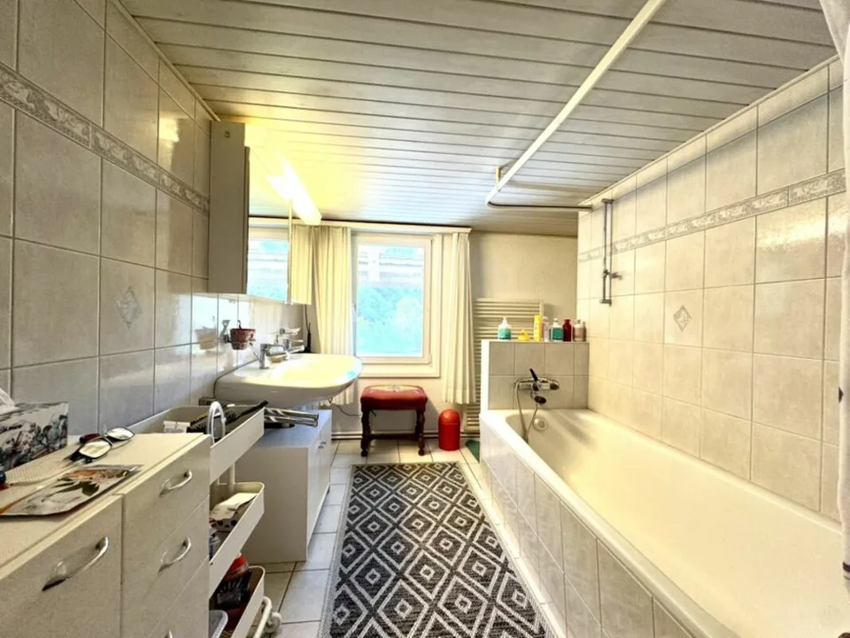 Grosses freistehendes 7.5-Zimmer-Bauernhaus für Pferdeliebhaber oder Kleintierhalter! Pferdeboxen, Remise, Wald und Wiesen ....
