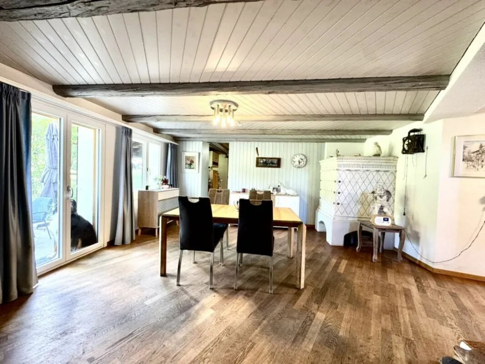 Grosses freistehendes 7.5-Zimmer-Bauernhaus für Pferdeliebhaber oder Kleintierhalter! Pferdeboxen, Remise, Wald und Wiesen ....