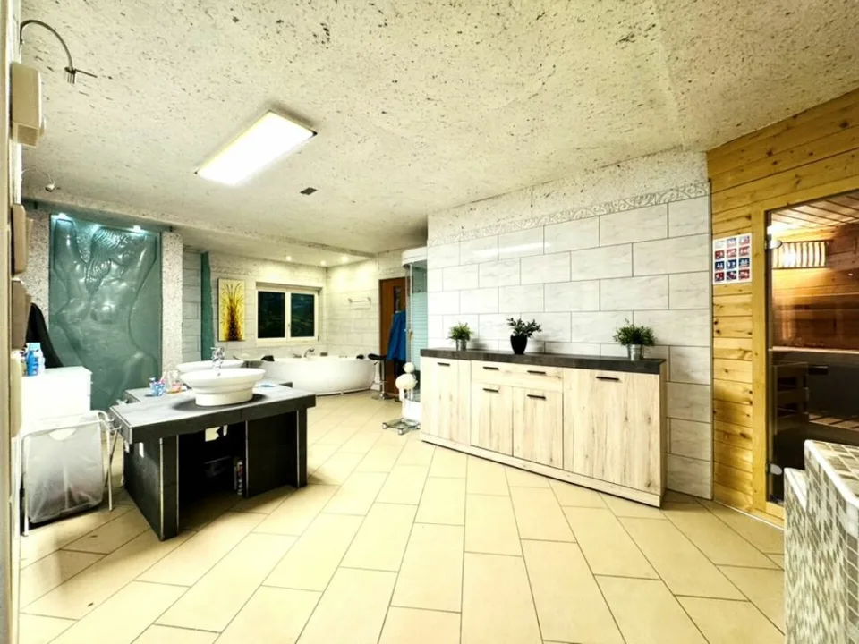 Grosses freistehendes 7.5-Zimmer-Bauernhaus für Pferdeliebhaber oder Kleintierhalter! Pferdeboxen, Remise, Wald und Wiesen ....