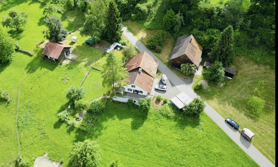 Grosses freistehendes 7.5-Zimmer-Bauernhaus für Pferdeliebhaber oder Kleintierhalter! Pferdeboxen, Remise, Wald und Wiesen ....