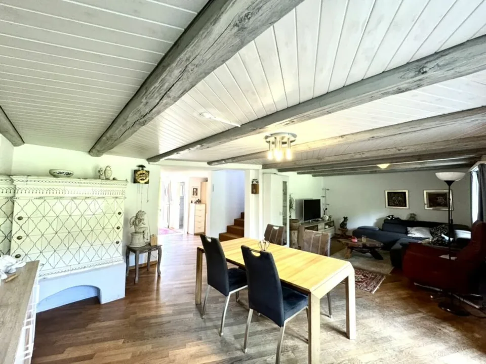 Grosses freistehendes 7.5-Zimmer-Bauernhaus für Pferdeliebhaber oder Kleintierhalter! Pferdeboxen, Remise, Wald und Wiesen ....