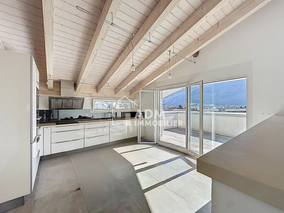 Leytron, spacious 4.5-room attic apartment