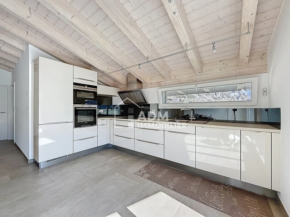 Leytron, spacious 4.5-room attic apartment