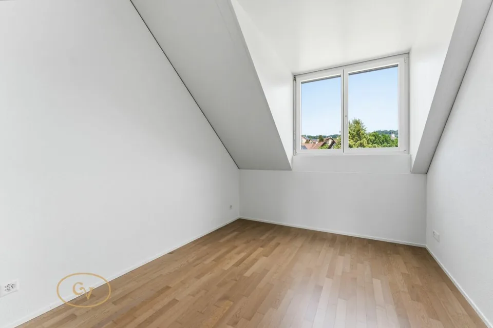 Bright and airy maisonette apartment with gallery, far-reaching views, and evening sun