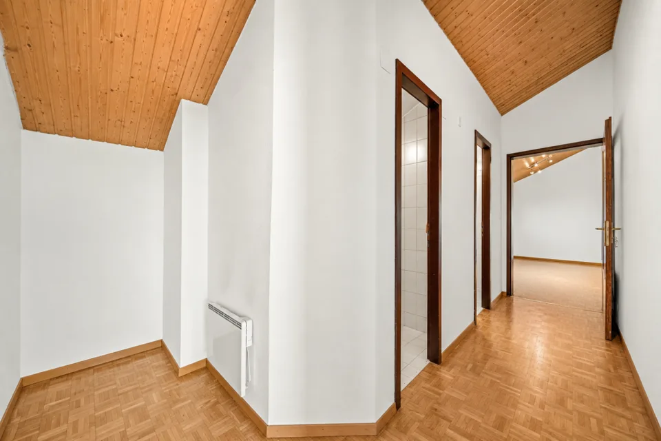 Wohnung mit 3,5 Zimmern und einer atemberaubenden Aussicht auf den See und die Berge!
