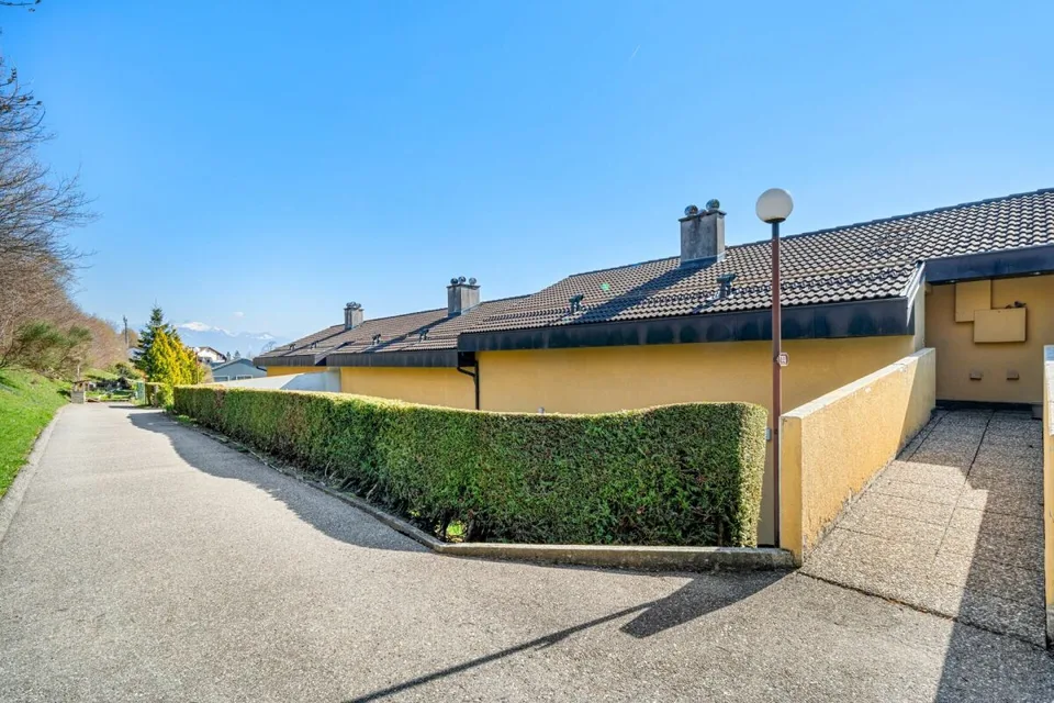 Wohnung mit 3,5 Zimmern und einer atemberaubenden Aussicht auf den See und die Berge!
