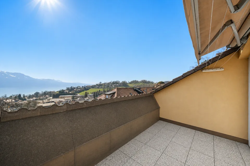 Wohnung mit 3,5 Zimmern und einer atemberaubenden Aussicht auf den See und die Berge!