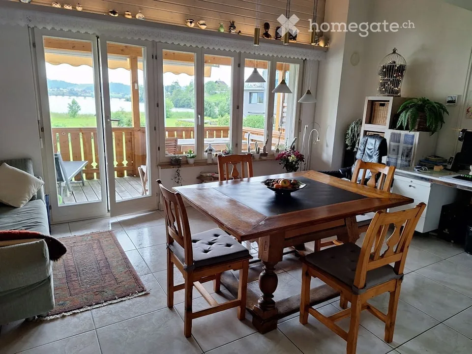 Charmante 4.5-Zimmer-Maisonette-Wohnung in Willerzell mit Seeblick