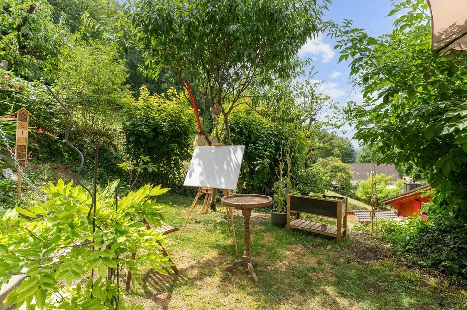 Grazioso gioiello di 5,5 locali ai margini del bosco con un grande terreno e una vista panoramica