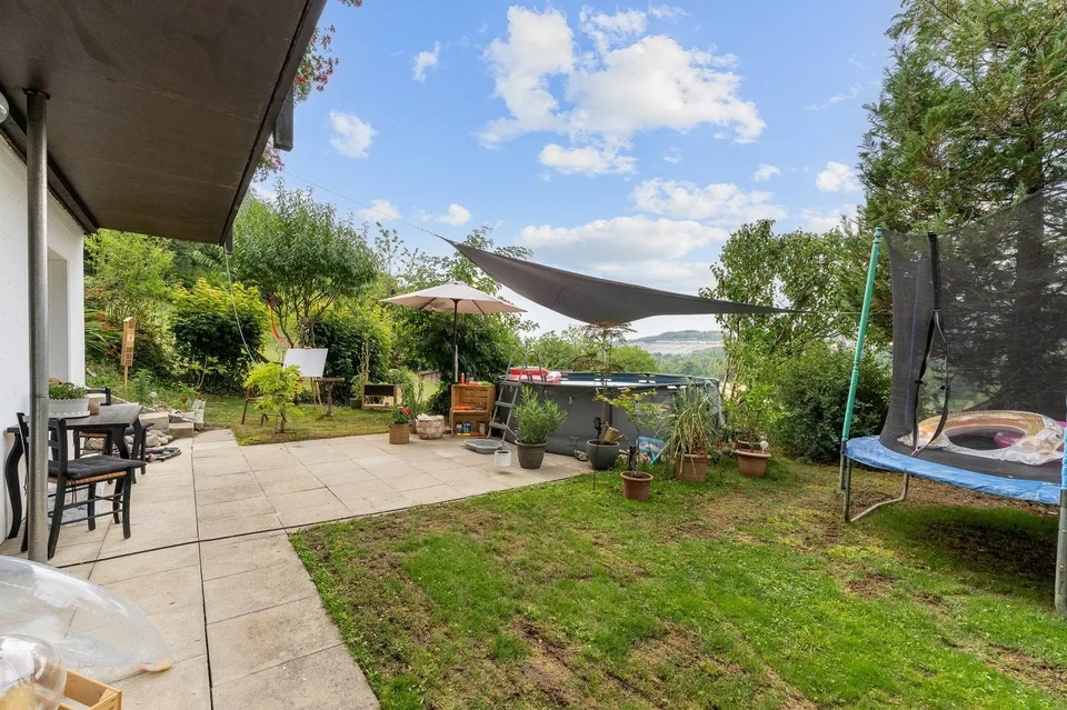 Grazioso gioiello di 5,5 locali ai margini del bosco con un grande terreno e una vista panoramica