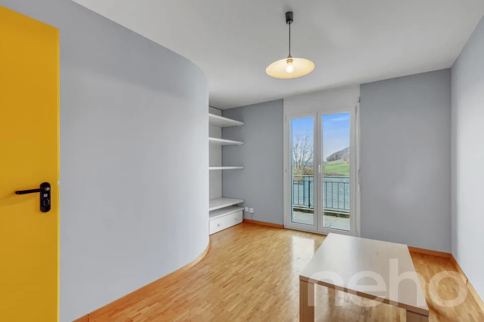 Lusso discreto a La Roche: Villa d'eccezione con vista panoramica