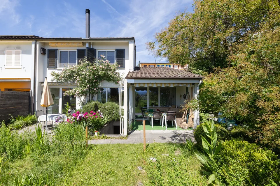 Charming semi-detached house with garden oasis and far-reaching views
