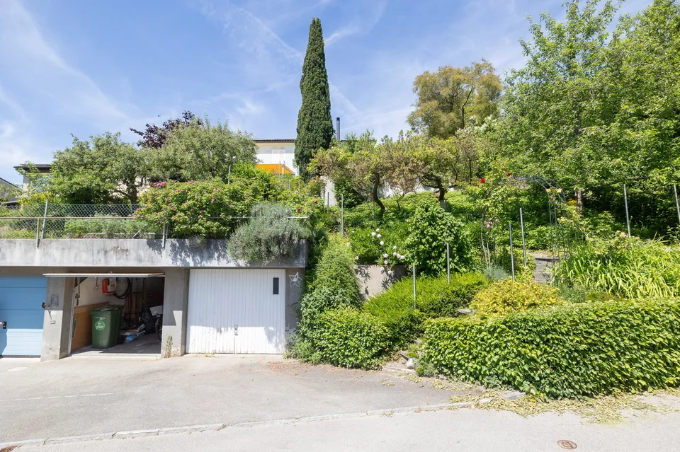 Charming semi-detached house with garden oasis and far-reaching views