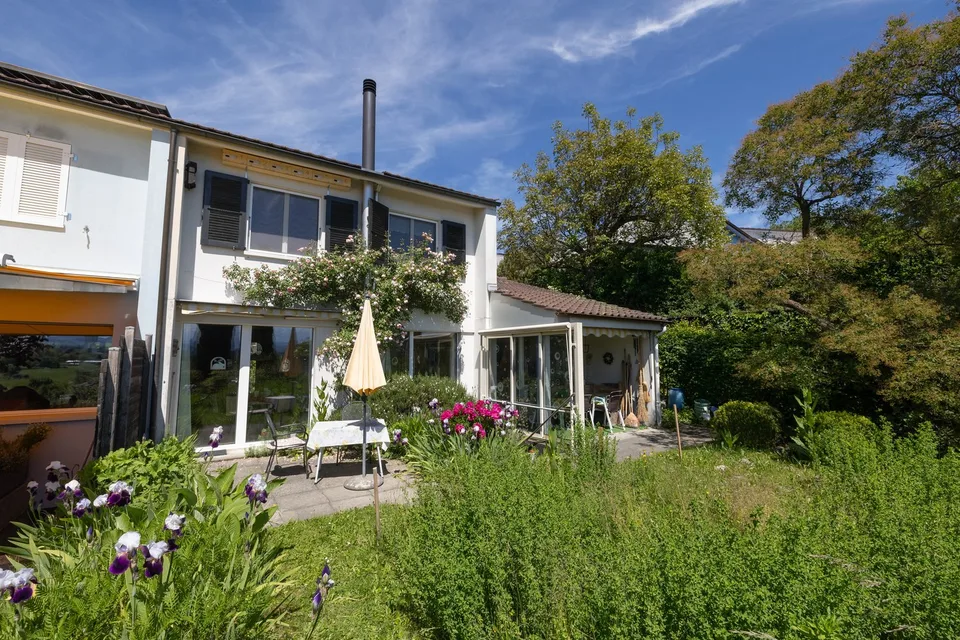 Charming semi-detached house with garden oasis and far-reaching views