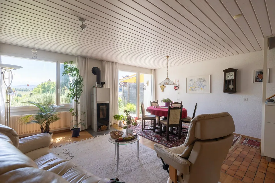 Charming semi-detached house with garden oasis and far-reaching views