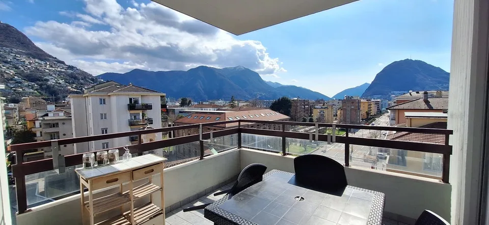 Zentrum Lugano, Dachgeschoss, 2,5 Zimmer, Terrasse, Balkon, überdachter Parkplatz