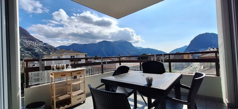 Zentrum Lugano, Dachgeschoss, 2,5 Zimmer, Terrasse, Balkon, überdachter Parkplatz
