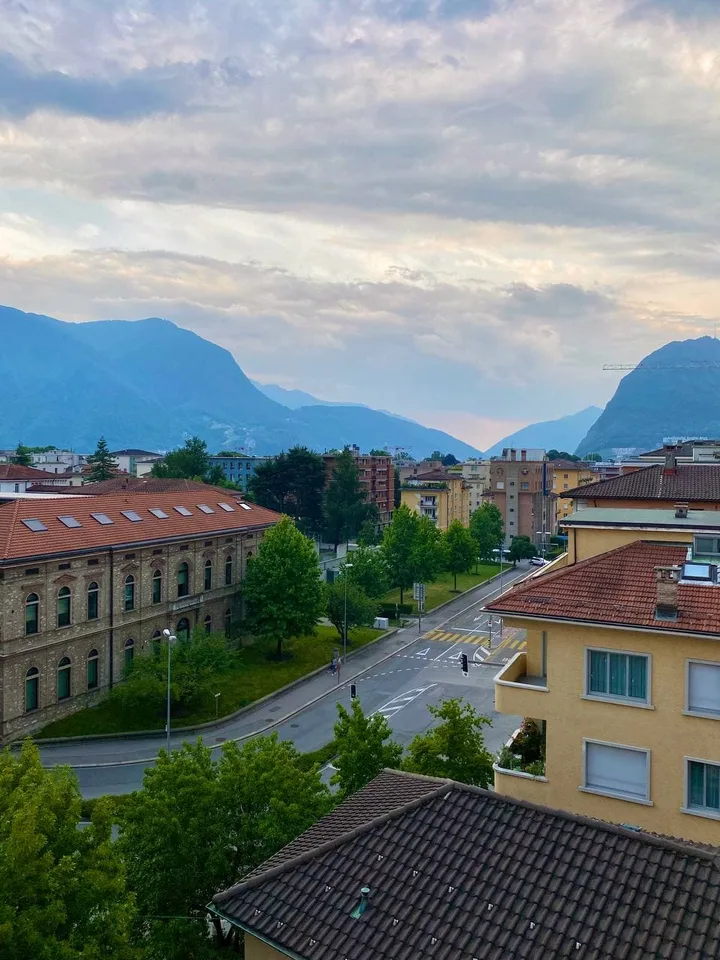 Zentrum Lugano, Dachgeschoss, 2,5 Zimmer, Terrasse, Balkon, überdachter Parkplatz