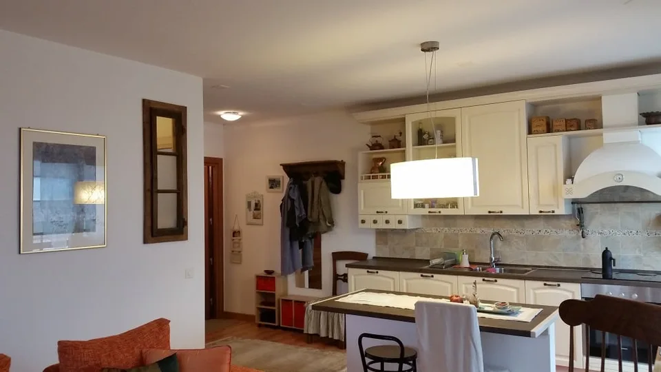 Zentrum Lugano, Dachgeschoss, 2,5 Zimmer, Terrasse, Balkon, überdachter Parkplatz