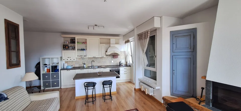 Zentrum Lugano, Dachgeschoss, 2,5 Zimmer, Terrasse, Balkon, überdachter Parkplatz