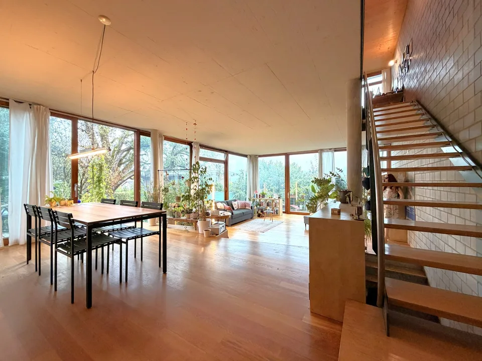 Maison mitoyenne avec fenêtres du sol au plafond et potentiel d'utilisation polyvalent