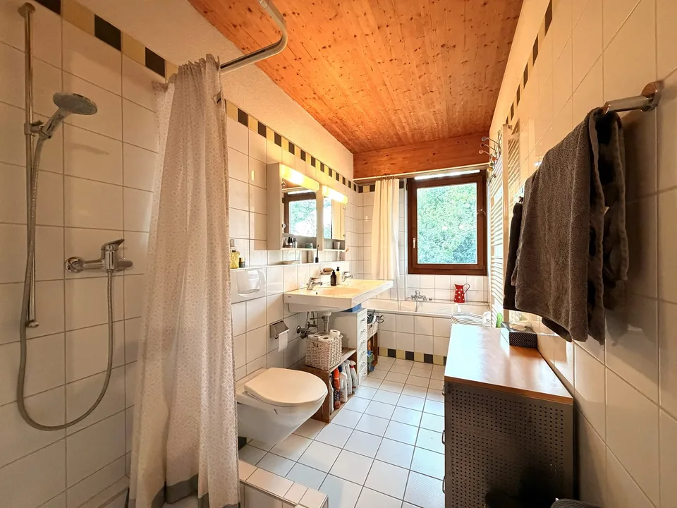 Maison mitoyenne avec fenêtres du sol au plafond et potentiel d'utilisation polyvalent