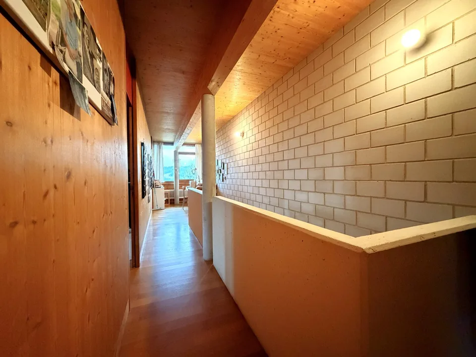 Maison mitoyenne avec fenêtres du sol au plafond et potentiel d'utilisation polyvalent
