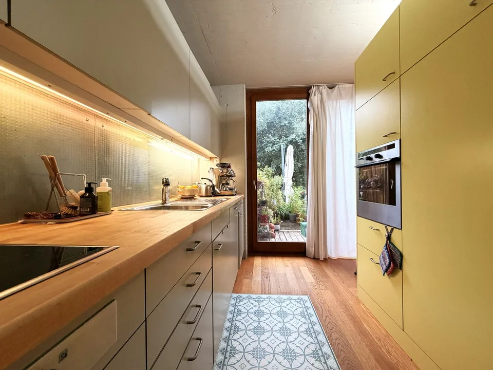 Maison mitoyenne avec fenêtres du sol au plafond et potentiel d'utilisation polyvalent