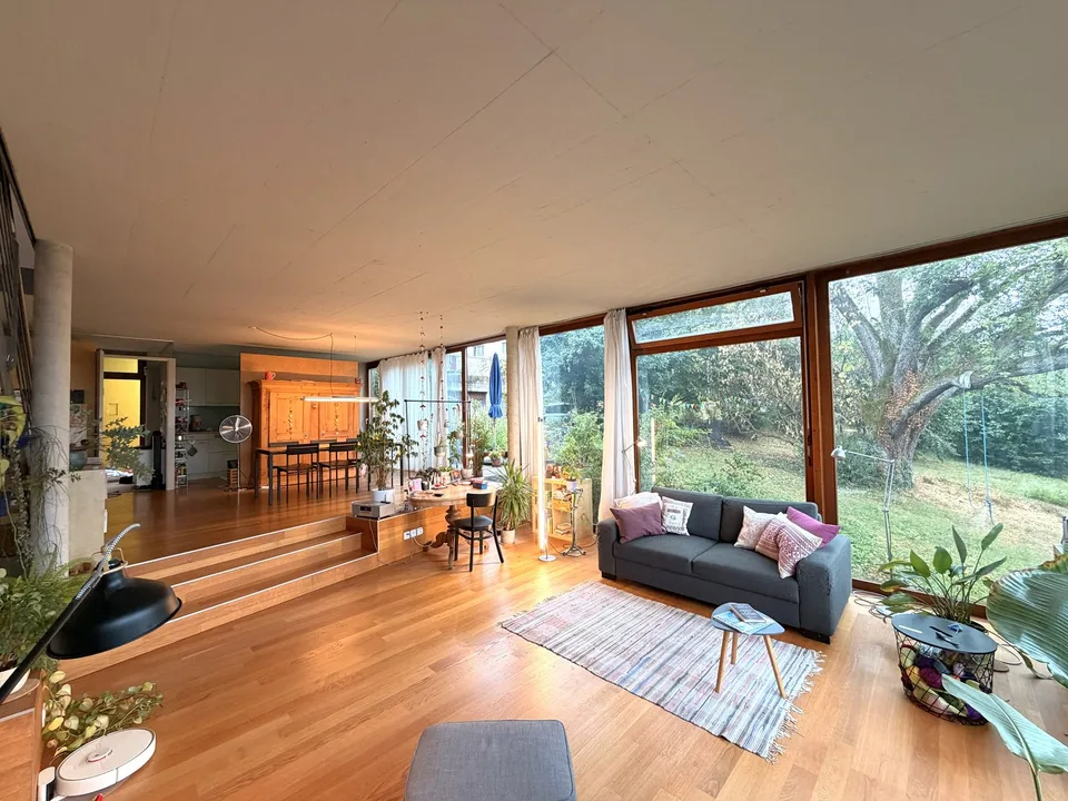 Maison mitoyenne avec fenêtres du sol au plafond et potentiel d'utilisation polyvalent