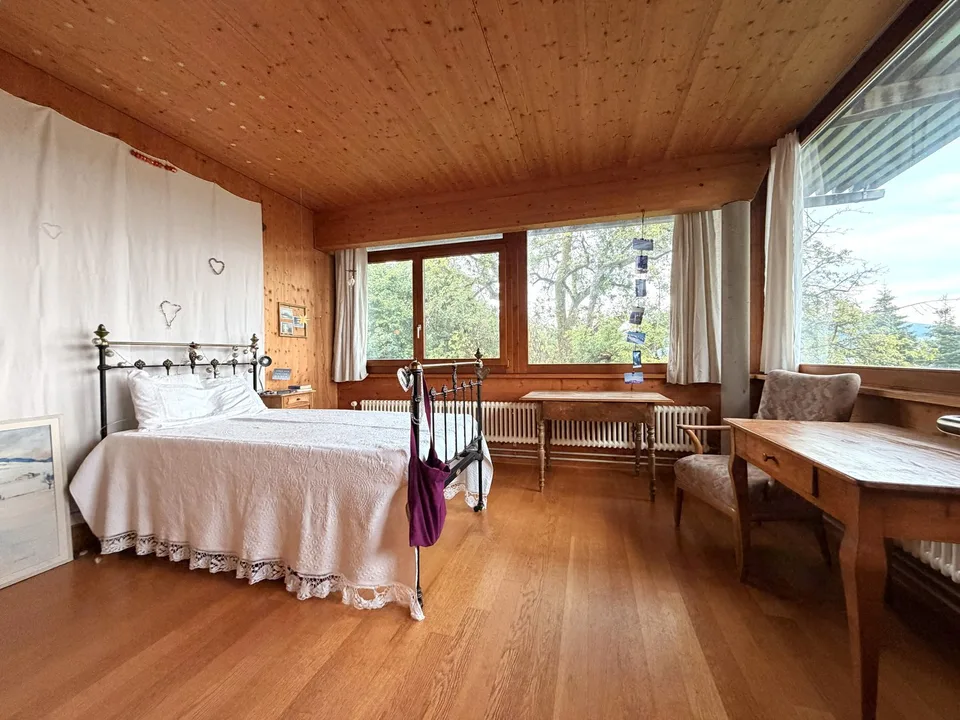 Maison mitoyenne avec fenêtres du sol au plafond et potentiel d'utilisation polyvalent
