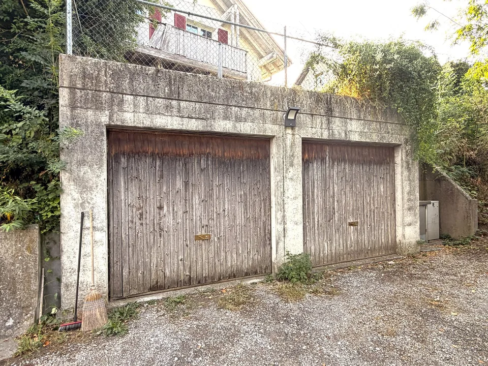 Maison mitoyenne avec fenêtres du sol au plafond et potentiel d'utilisation polyvalent