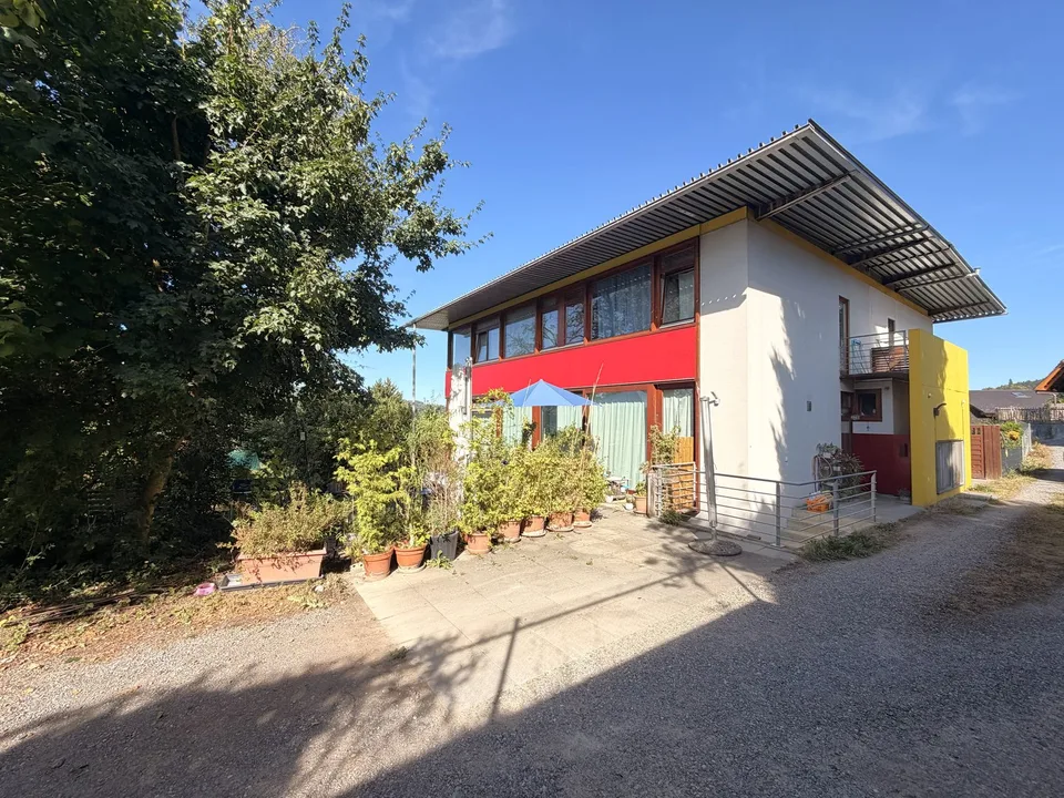 Maison mitoyenne avec fenêtres du sol au plafond et potentiel d'utilisation polyvalent