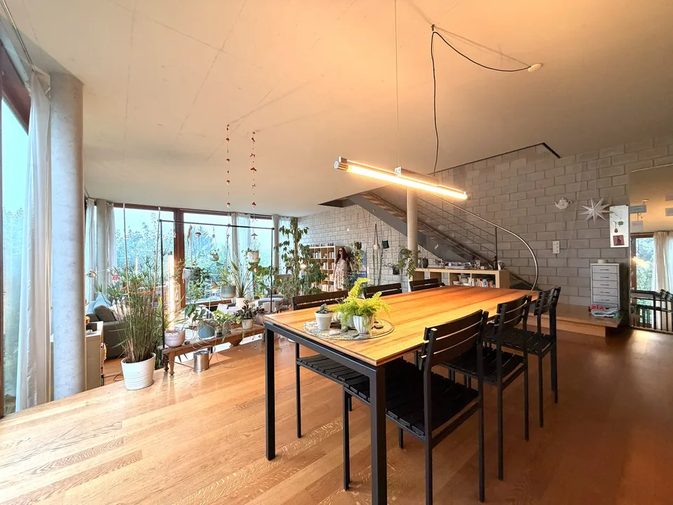 Maison mitoyenne avec fenêtres du sol au plafond et potentiel d'utilisation polyvalent