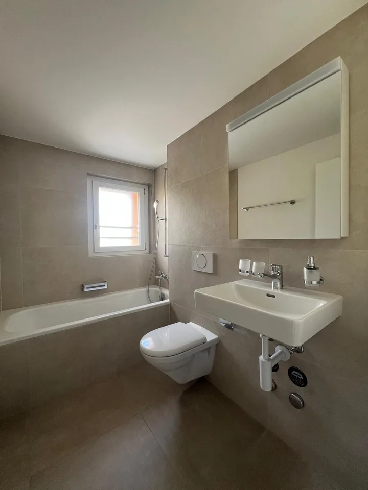 Frisch sanierte, moderne 3 Zimmer Wohnung mit Balkon – sofort verfügbar!