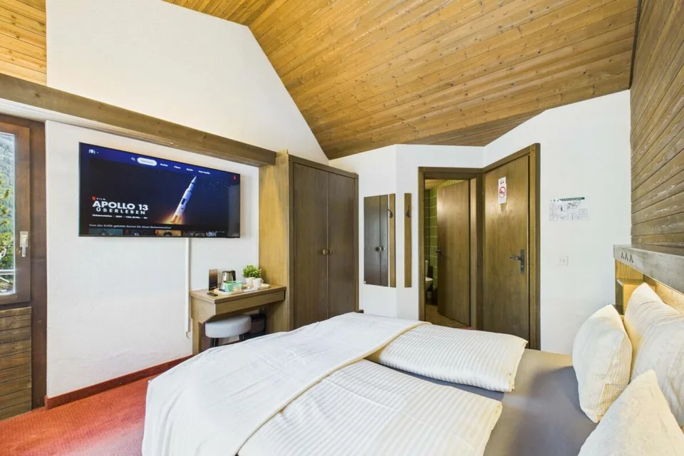 Möbliertes Hotelzimmer mit Balkon - wochenweise in Saas-Fee