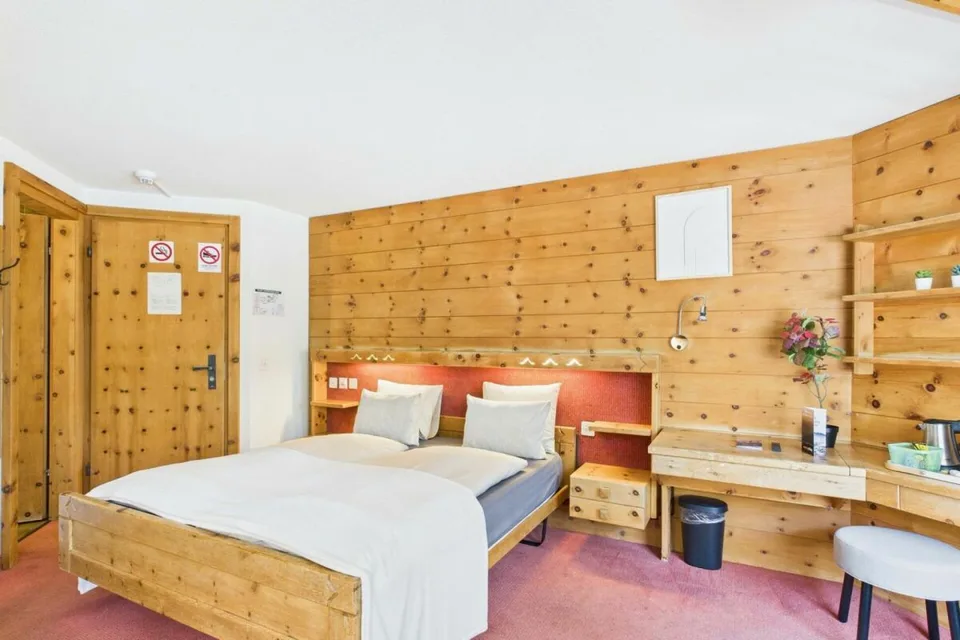 Möbliertes Hotelzimmer mit Balkon - wochenweise in Saas-Fee