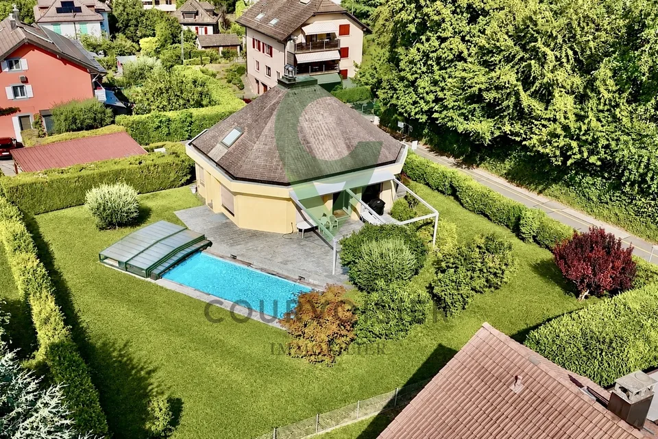 Villa contemporaine avec 2 logements, jardin et piscine à Rolle