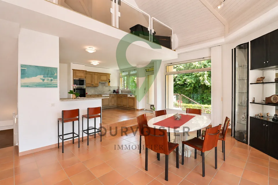 Moderne Villa mit 2 Wohnungen, Garten und Pool in Rolle