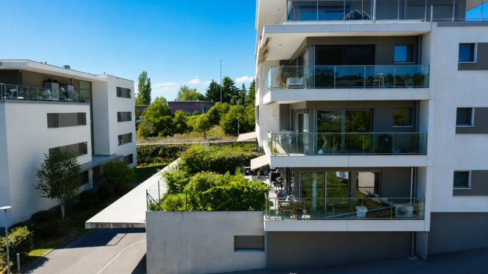 Moderne 3.5-Zimmer-Wohnung mit eigenem Garten