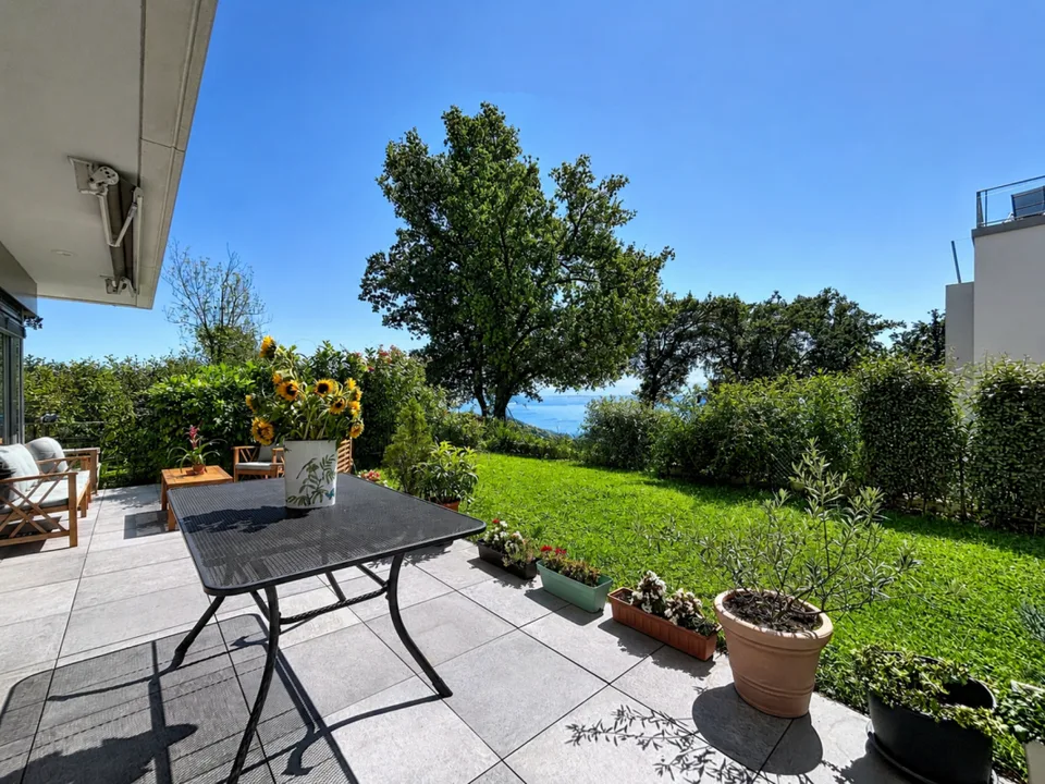 Moderne 3.5-Zimmer-Wohnung mit eigenem Garten