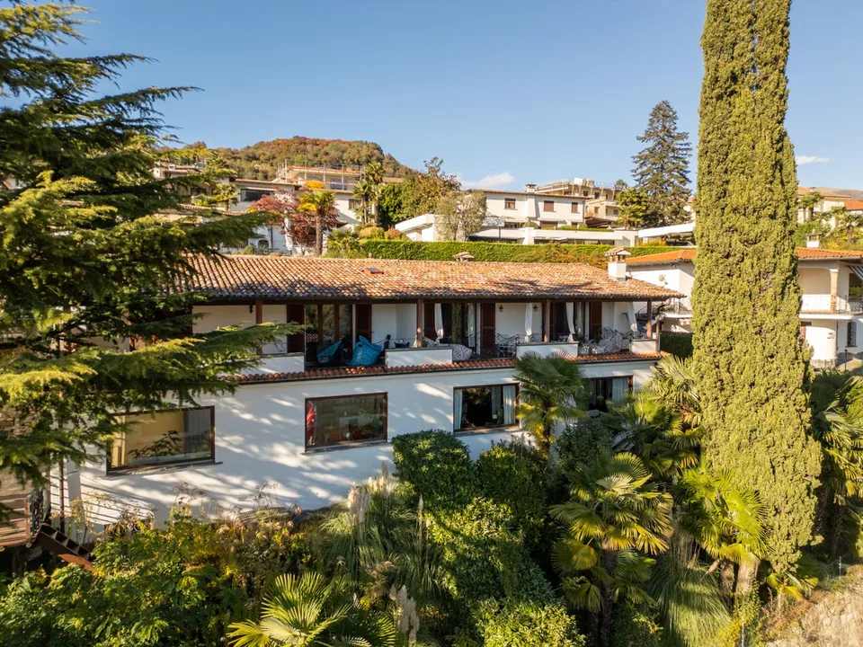 MEDITERRANE DOPPELHAUSHÄLFTE IN WOHNLAGE MIT SEEBLICK