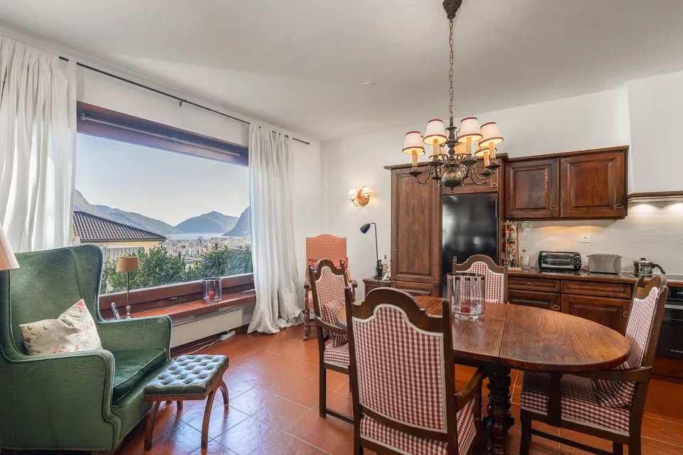 MEDITERRANE DOPPELHAUSHÄLFTE IN WOHNLAGE MIT SEEBLICK
